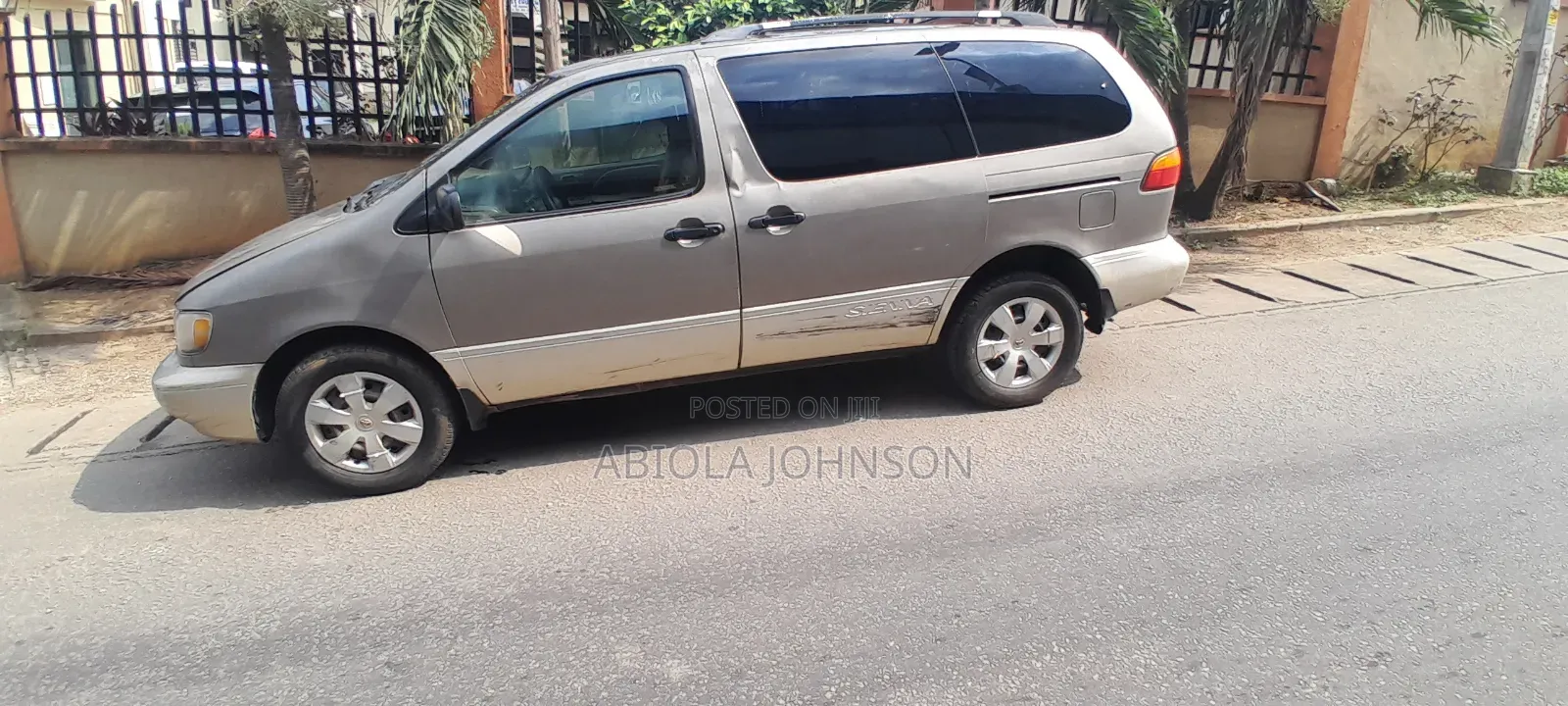 Toyota Sienna XLE & 1 hatch 2000 Gold