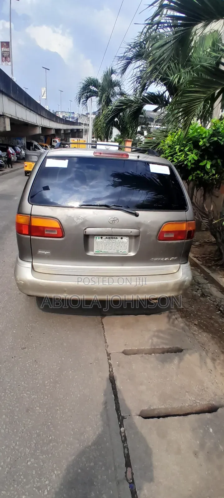 Toyota Sienna XLE & 1 hatch 2000 Gold