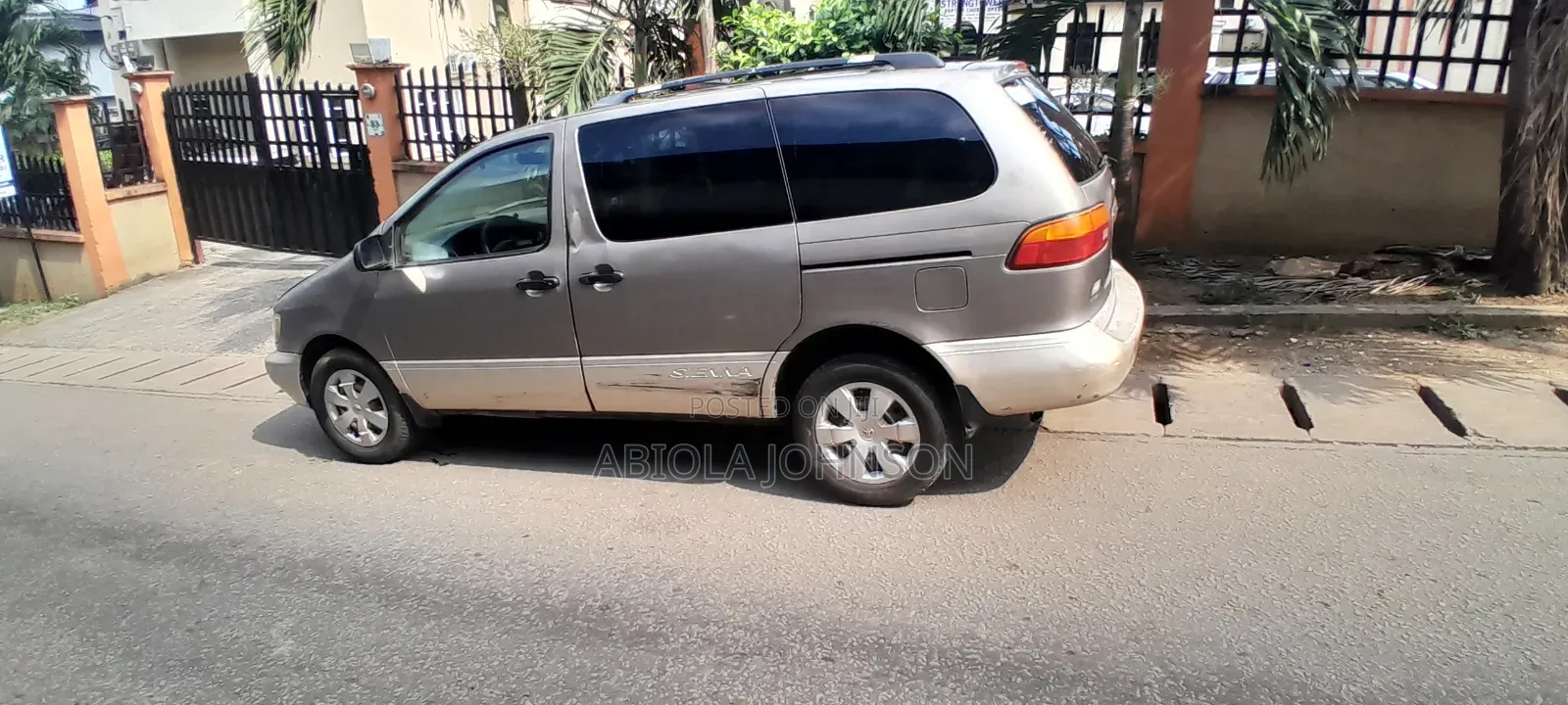 Toyota Sienna XLE & 1 hatch 2000 Gold