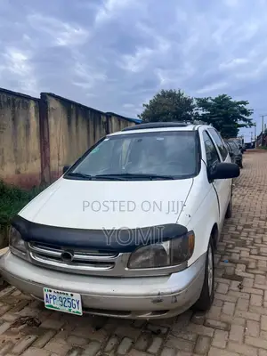 Toyota Sienna 2001 White