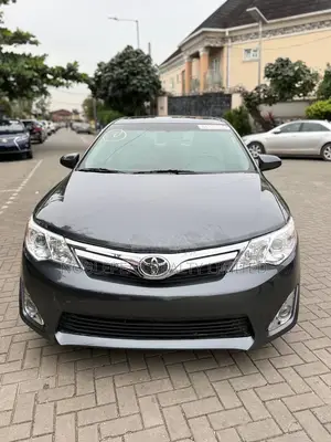 Toyota Camry XLE 4dr Sedan (3.5L 6cyl 6A) 2014 Gray