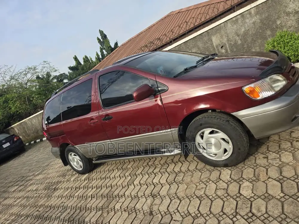 Toyota Sienna 2000 Maroon