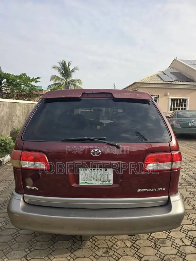 Toyota Sienna 2000 Maroon