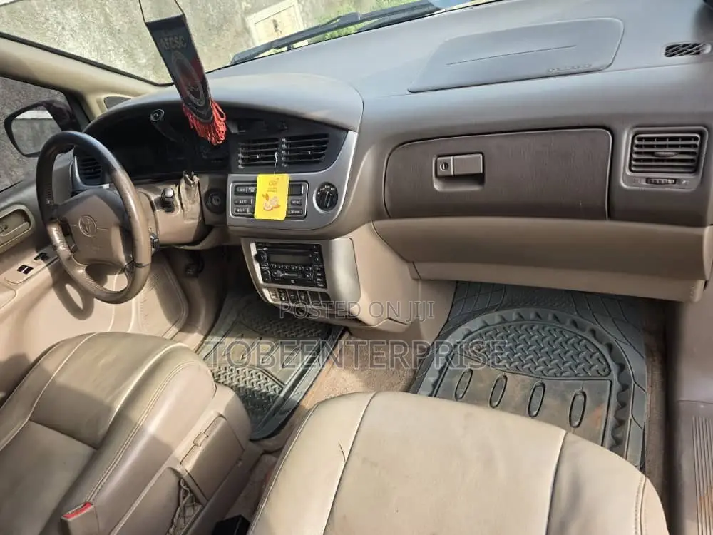 Toyota Sienna 2000 Maroon