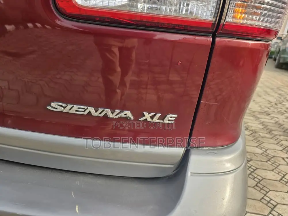 Toyota Sienna 2000 Maroon