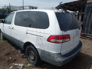 Toyota Sienna 2001 White