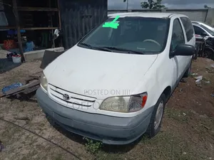 Toyota Sienna 2001 White