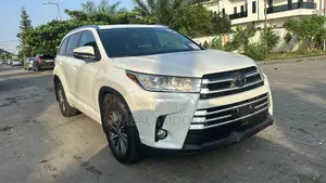 Toyota Highlander XLE 4x4 V6 (3.5L 6cyl 8A) 2017 White
