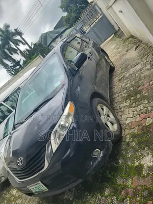 Toyota Sienna 2013 Black