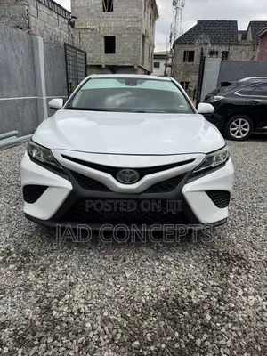 Toyota Camry SE (2.5L 4cyl 8A) 2019 White