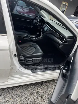 Toyota Camry SE (2.5L 4cyl 8A) 2019 White