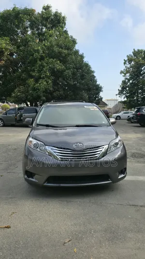 Toyota Sienna LE 8 Passenger (3.5L 6cyl 8A) 2017 Gray
