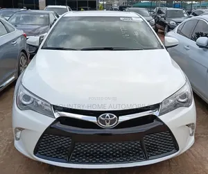 Toyota Camry SE w/Special Edition Pkg (2.5L 4cyl 6A) 2016 White