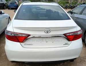 Toyota Camry SE w/Special Edition Pkg (2.5L 4cyl 6A) 2016 White