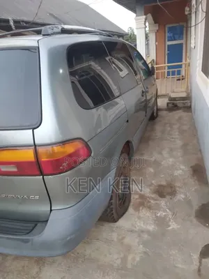 Toyota Sienna LE & 1 hatch 2000 Green