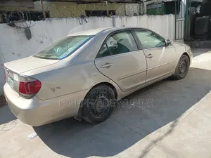 Toyota Camry LE 4dr Sedan (2.4L 4cyl 5A) 2005 Gold