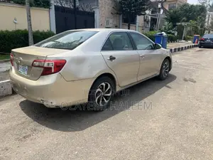 Toyota Camry LE 4dr Sedan (2.5L 4cyl 6A) 2013 Gold