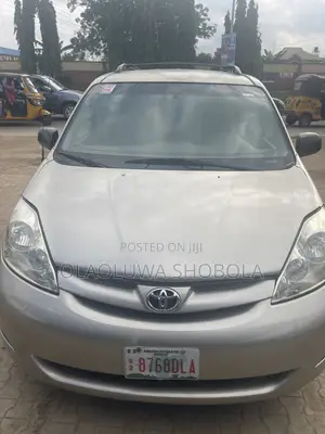 Toyota Sienna CE AWD 2008 Gold