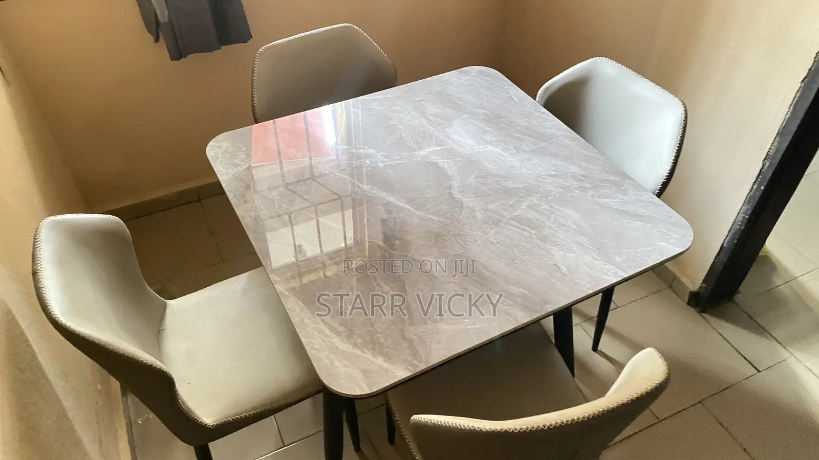 4-Seater Round Dining Table