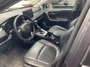 Toyota RAV4 XLE 2021 Gray