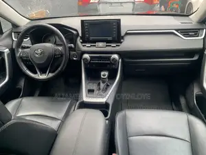 Toyota RAV4 XLE 2021 Gray