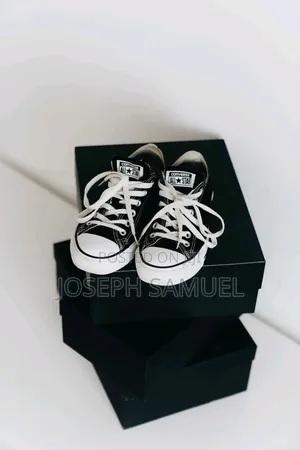 Clean Sneakers Size 42 - Neatly Used