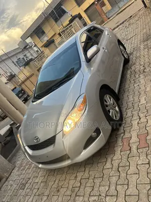 Toyota Matrix S Hatchback FWD (2.4L 4cyl 5A) 2010 Silver
