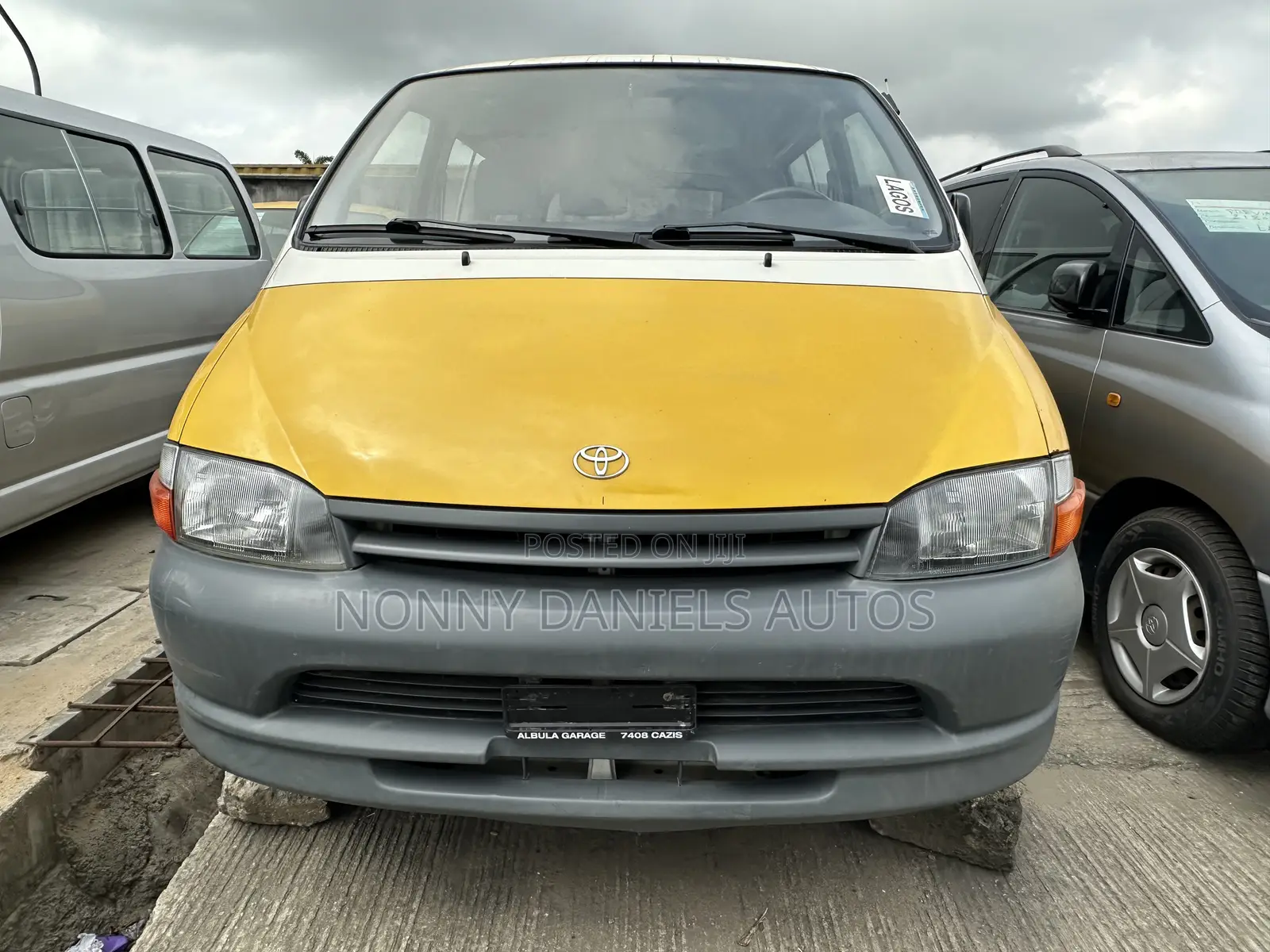 Toyota HiAce 2006 Yellow