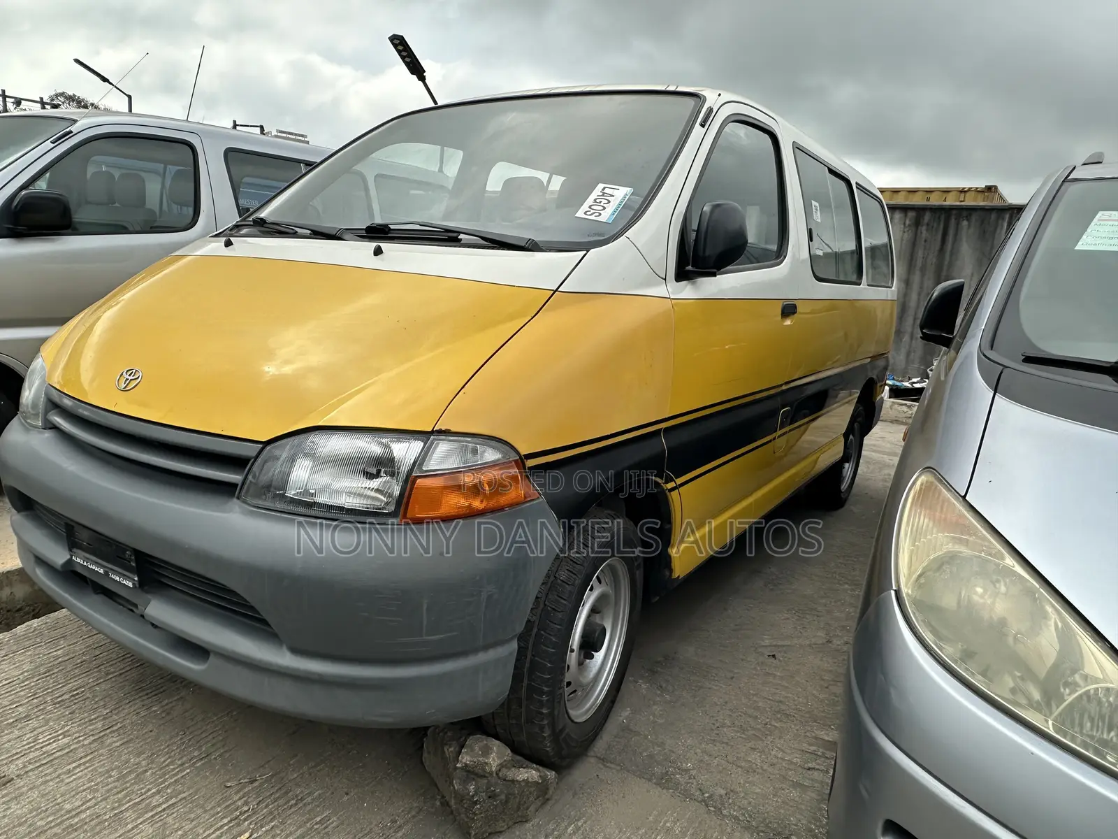 Toyota HiAce 2006 Yellow