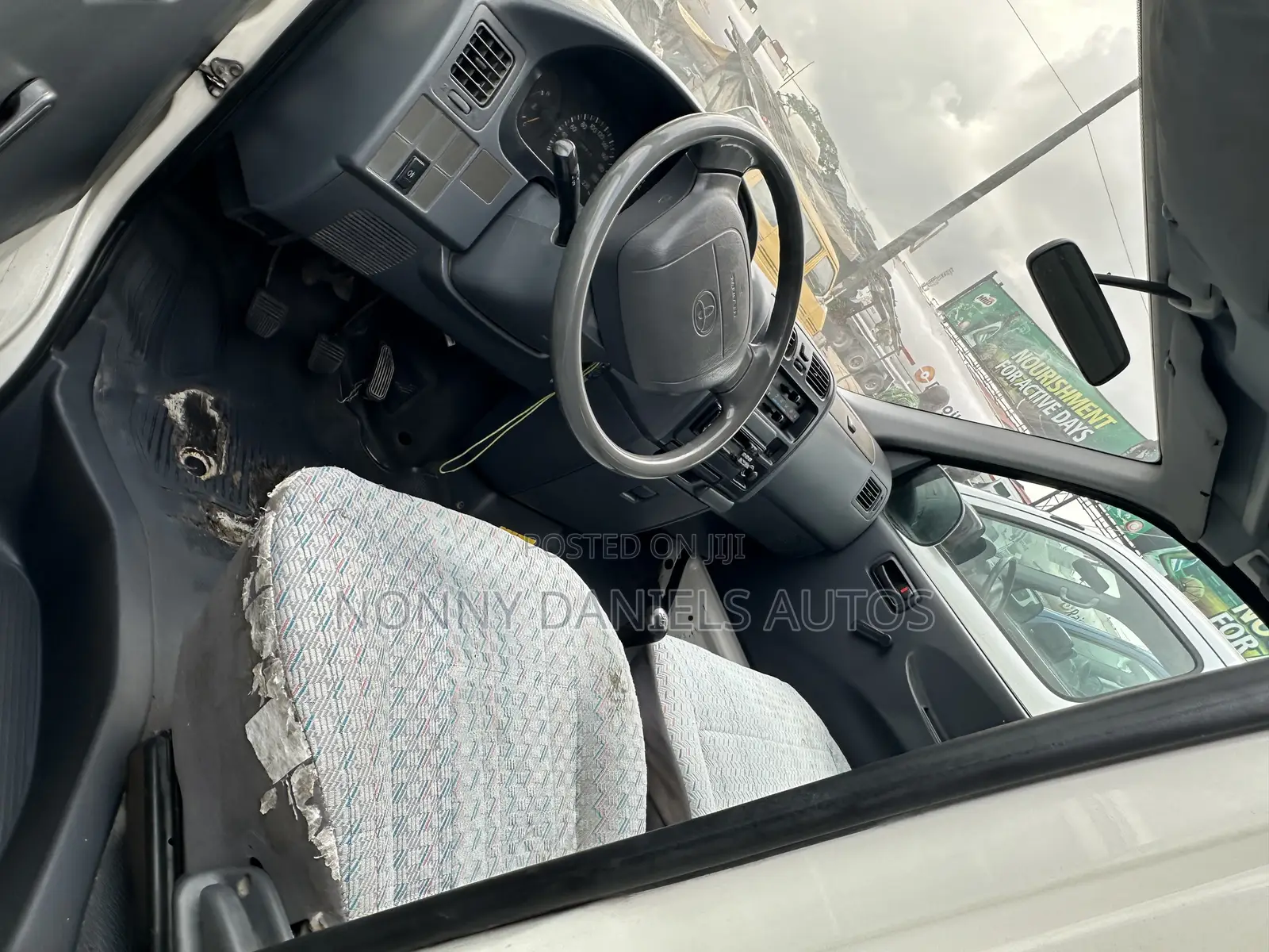 Toyota HiAce 2006 Yellow