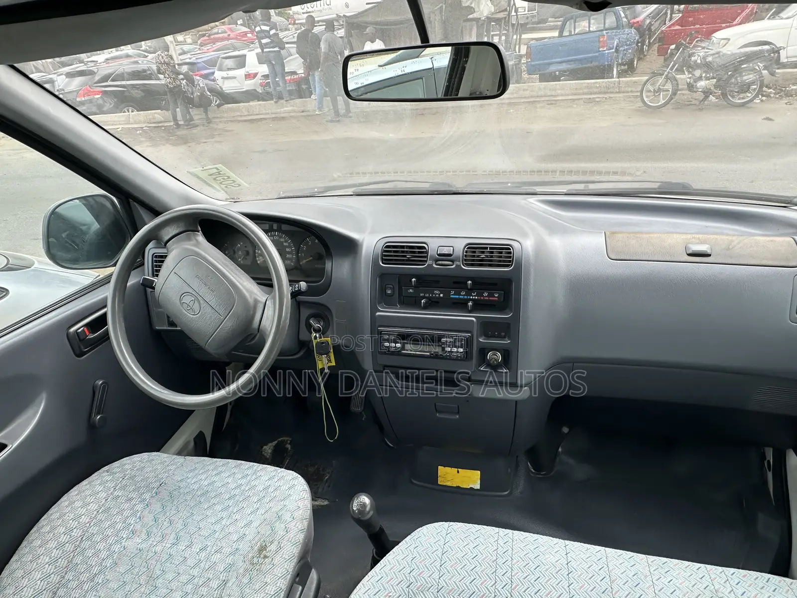 Toyota HiAce 2006 Yellow