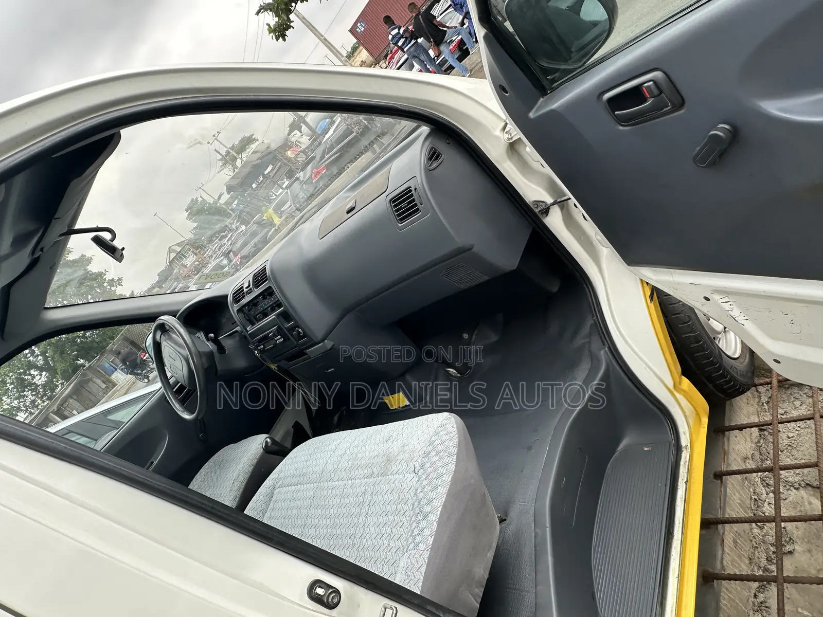 Toyota HiAce 2006 Yellow