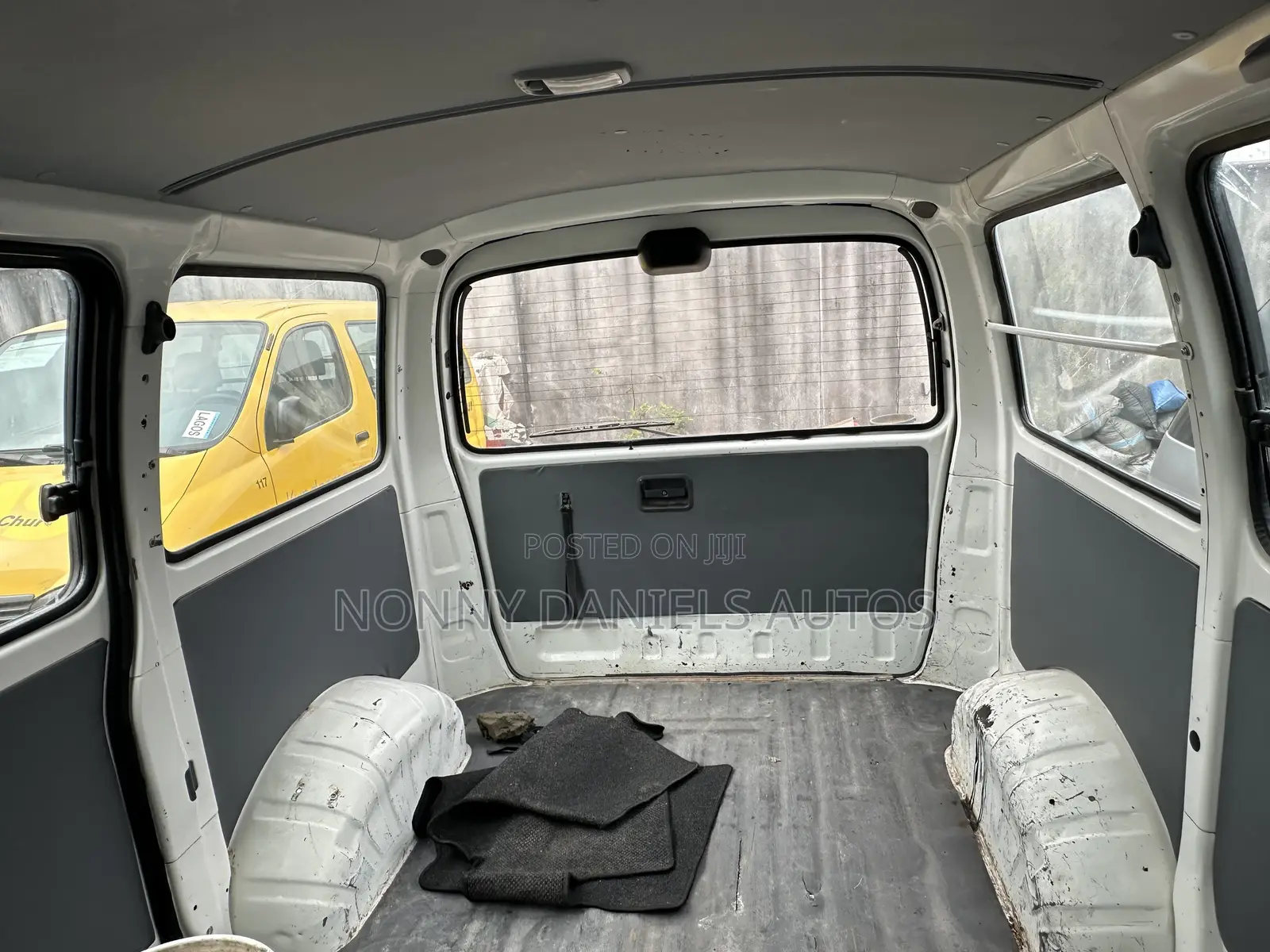 Toyota HiAce 2006 Yellow