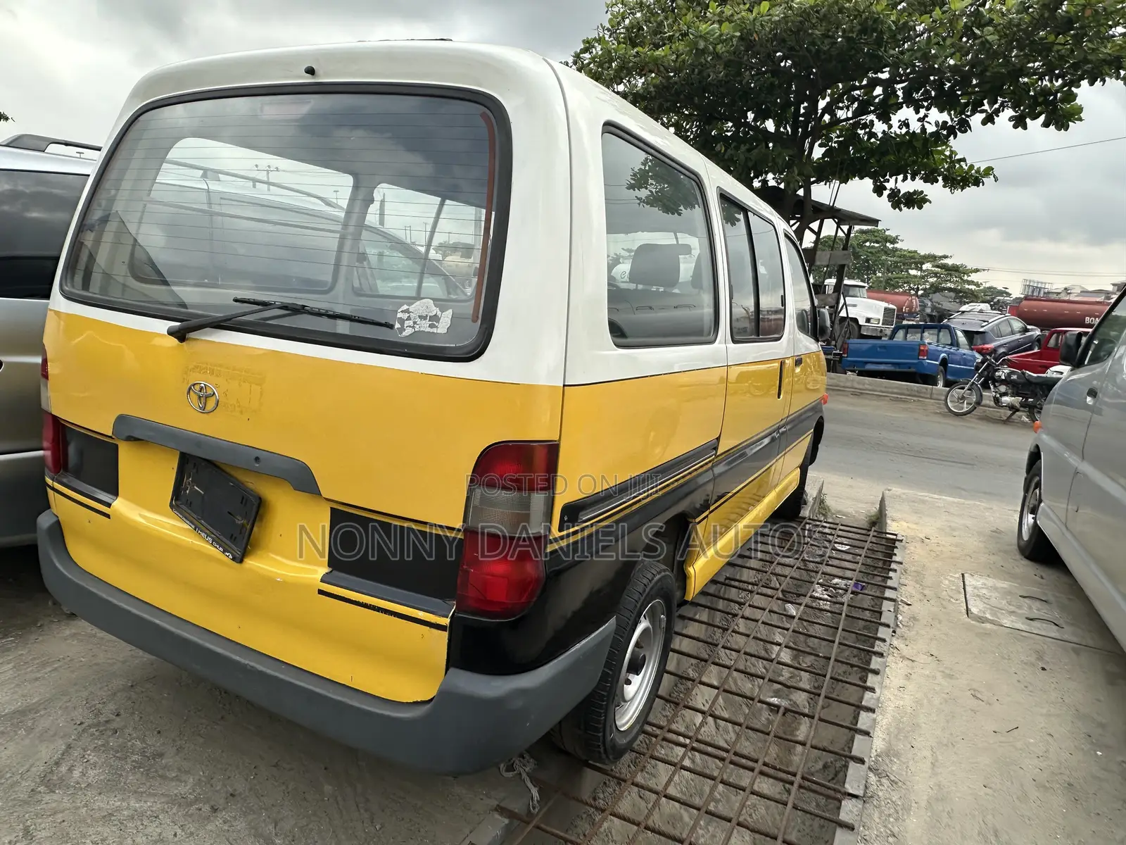 Toyota HiAce 2006 Yellow