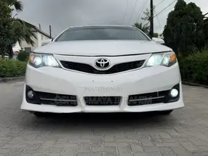 Toyota Camry SE 4dr Sedan (2.5L 4cyl 6A) 2014 White