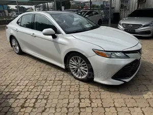 Toyota Camry XLE FWD (2.5L 4cyl 8AM) 2018 White