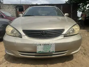 Toyota Camry LE 4dr Sedan (2.4L 4cyl 5M) 2004 Gold