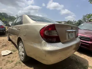 Toyota Camry LE 4dr Sedan (2.4L 4cyl 5M) 2004 Gold