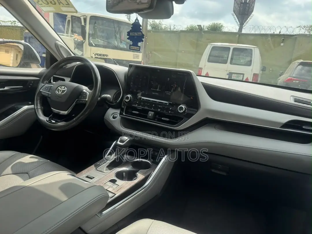Toyota Highlander 2021 Silver