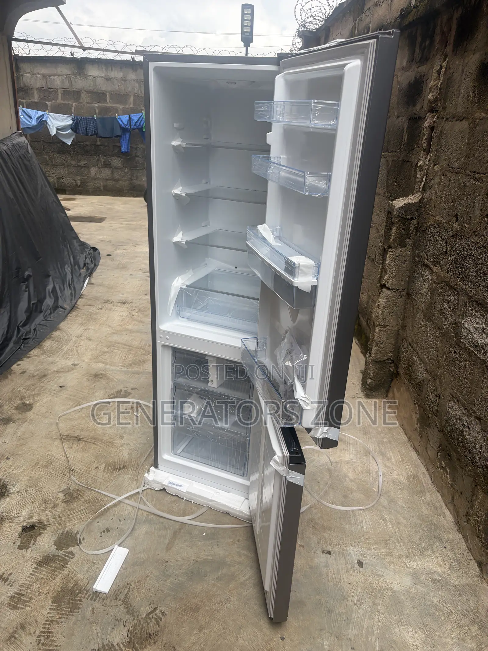 Hisense 264l Dual Compartment Refrigerator With Water Dispenser