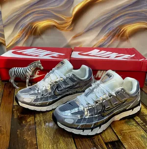 *Nike**/ * *Bowerman Series* *Silver/Light Grey*