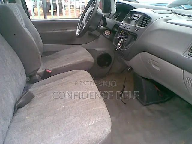 Mitsubishi L300 2000 White