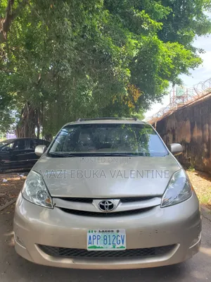 Toyota Sienna 2009 Gold
