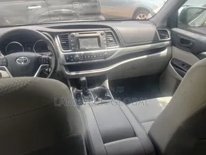 Toyota Highlander LE 4x4 V6 (3.5L 6cyl 8A) 2017 Gray
