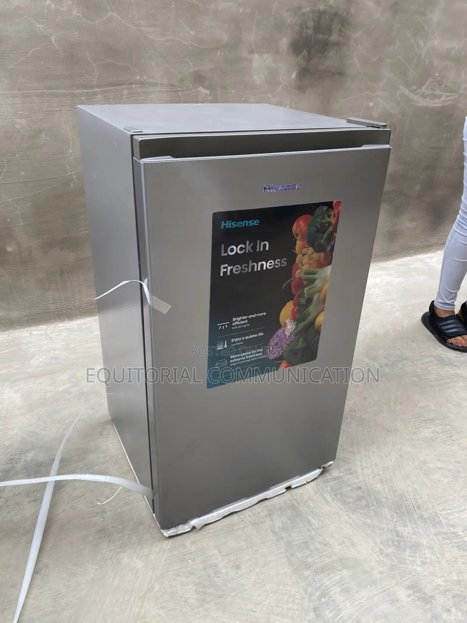 Hisense REF093DR Small-Capacity Refrigerator With Freezer
