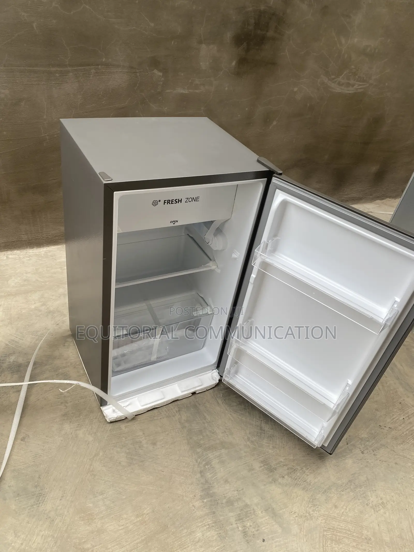 Hisense Compact 90L Fridge and Freezer Model REF093DR