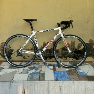 Clean 8 Speed Giant Sports Road Bike for Sale With Modern Shifters