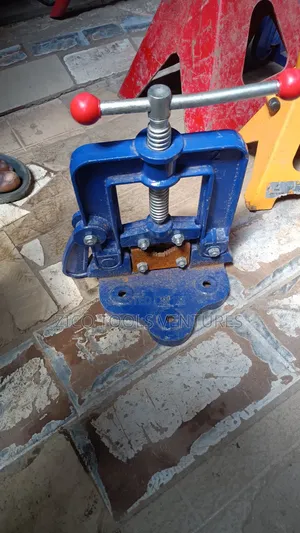 Hinged Bench Pipe Vise