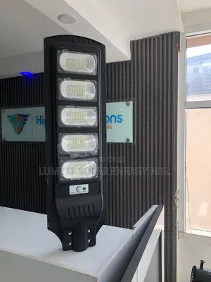 Suntrik 2500W Solar Street Lamp for Building Perimeters