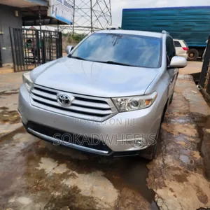 Toyota Highlander Limited 3.5l 4WD 2013 Silver